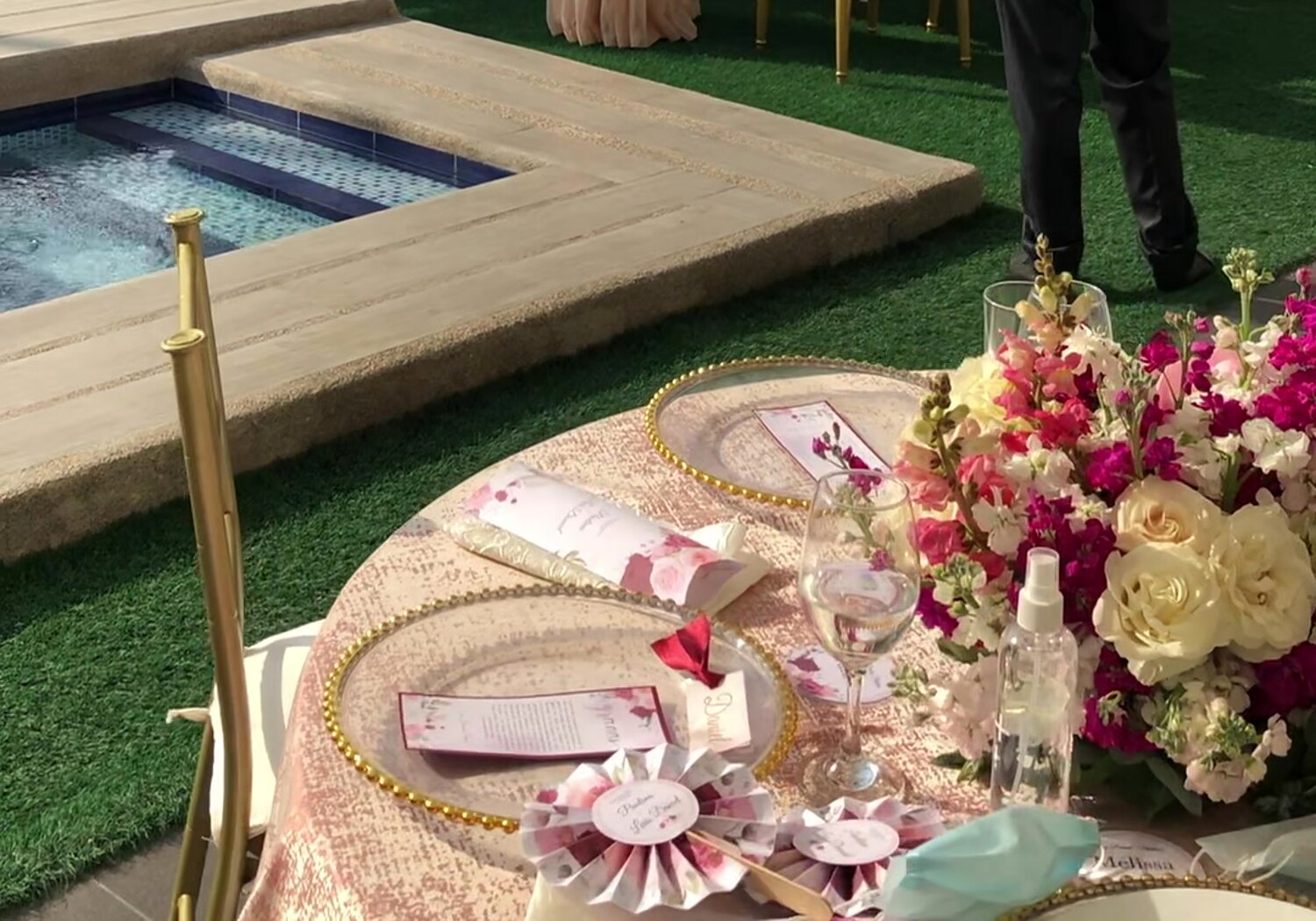 Mesa de boda vestida junto a la piscina de Terra Eventos, Durán