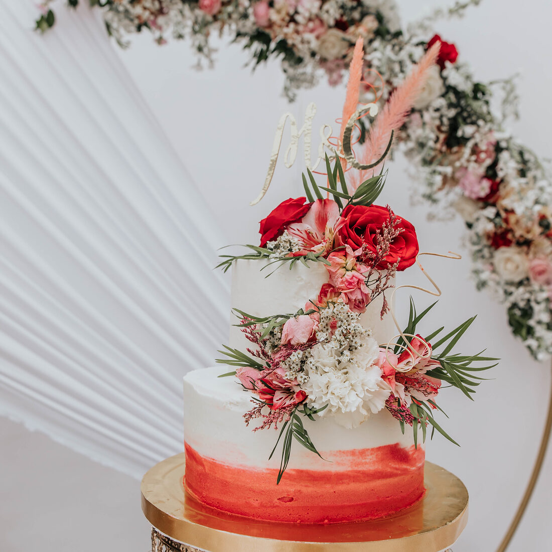 Torta de boda decorada con flores naturales